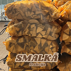 Smalkās frakcijas malkas tīkla maisi tuvplānā